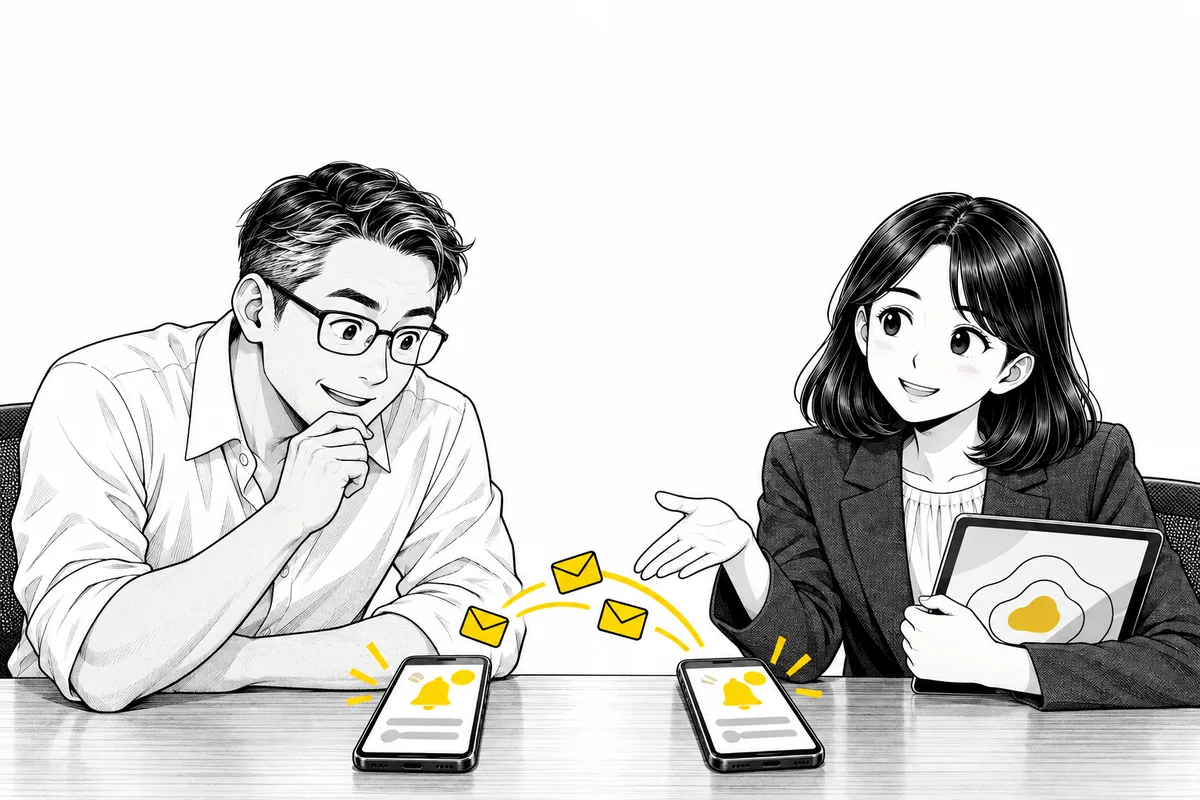 노란 알림 종이 켜진 휴대폰 두 대 사이로 봉투가 오가는 책상 앞의 대표와 PM